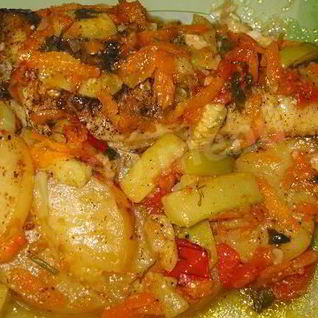 Треска с луком и помидорами в духовке с вином