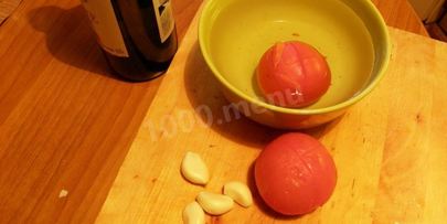 треска с луком и помидорами в духовке с вином