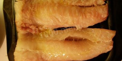 треска с луком и помидорами в духовке с вином