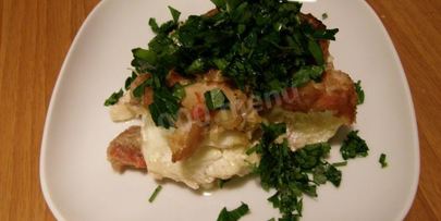 треска с луком и помидорами в духовке с вином