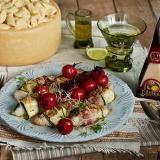 Треска с цукини, беконом и сыром