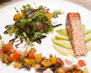 Тунец-гриль с томатным салатом