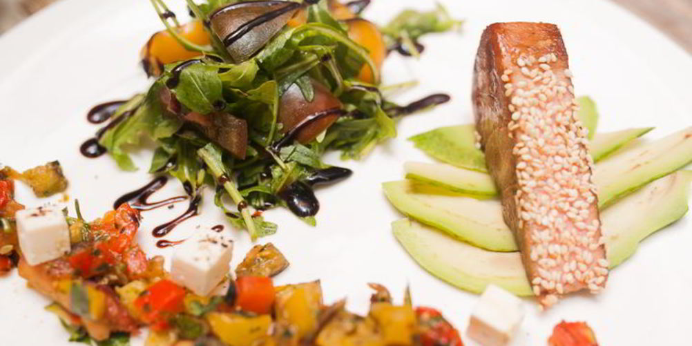 Рецепт тунец-гриль с томатным салатом