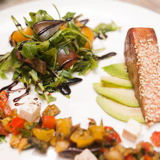 Тунец-гриль с томатным салатом