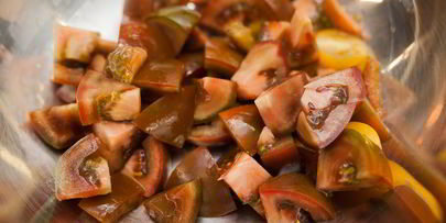 тунец-гриль с томатным салатом