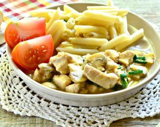 Тушеная цесарка с шампиньонами