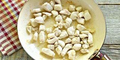 тушеная цесарка с шампиньонами