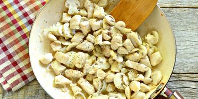 тушеная цесарка с шампиньонами