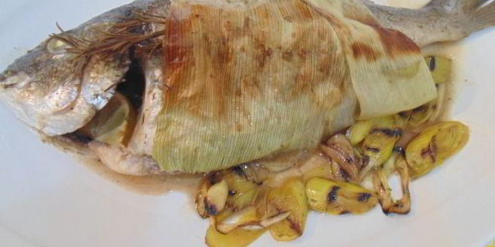 Рецепт запеченная в порее дорада с луком-пореем