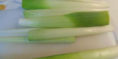 запеченная в порее дорада с луком-пореем