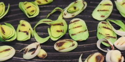 запеченная в порее дорада с луком-пореем