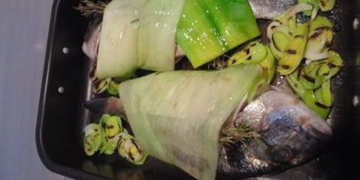 запеченная в порее дорада с луком-пореем