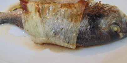 запеченная в порее дорада с луком-пореем