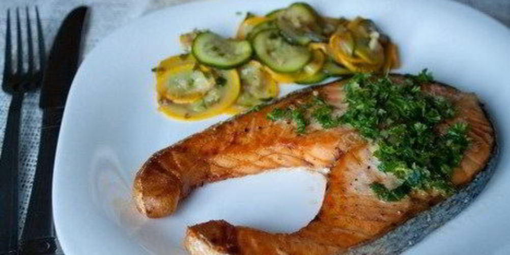Рецепт запеченный лосось с релишем из трав и каперсов