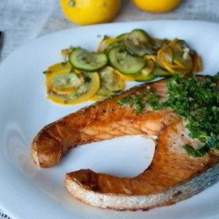 Запеченный лосось с релишем из трав и каперсов