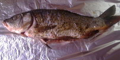 запеченые карпики с зеленью и кабачками