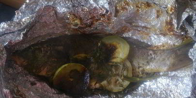 запеченые карпики с зеленью и кабачками