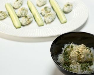 Рыбные клецки с фунчозой и соевым соусом