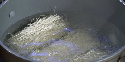 рыбные клецки с фунчозой и соевым соусом