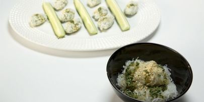 рыбные клецки с фунчозой и соевым соусом