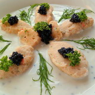 Рыбные клецки в йогуртовом соусе с икрой