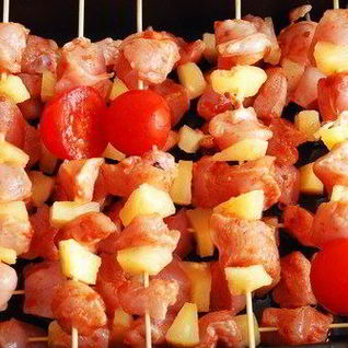 Говяжьи шашлыки по-гавайски с ананасами, красным перцем и луком