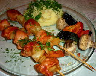 Куриный шашлык по-домашнему с грибами и ананасами