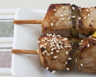 Куриные шашлыки с кунжутом, соевым соусом и лаймом