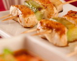 Куриные шашлыки с пюре из батата и с пюре из зеленого горошка и мяты