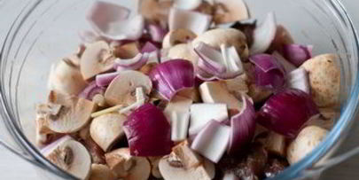 шашлычки из говядины с грибами и луком