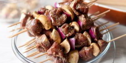 шашлычки из говядины с грибами и луком