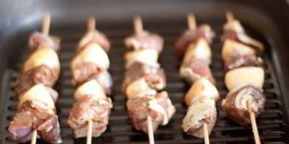 шашлычки из говядины с грибами и луком