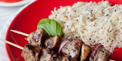 шашлычки из говядины с грибами и луком