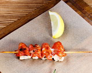 Шашлычки из куриного филе с чоризо