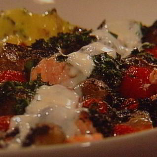 Шашлычки из лосося с молодой картошкой под чесночным соусом айоли