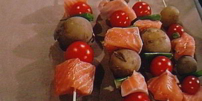 шашлычки из лосося с молодой картошкой под чесночным соусом айоли