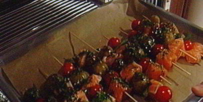 шашлычки из лосося с молодой картошкой под чесночным соусом айоли