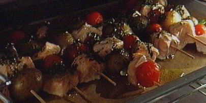 шашлычки из лосося с молодой картошкой под чесночным соусом айоли