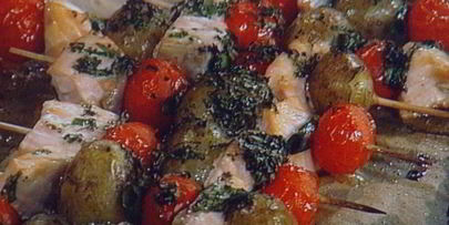 шашлычки из лосося с молодой картошкой под чесночным соусом айоли