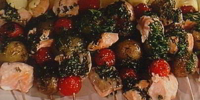 шашлычки из лосося с молодой картошкой под чесночным соусом айоли