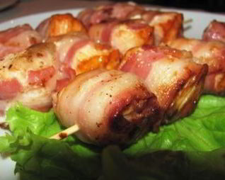 Шашлычки из семги с беконом