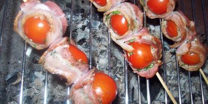 шашлычок помидорки в беконе