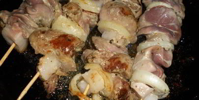 шашлык из куриной печени на сковороде