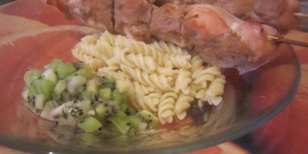 Рецепт шашлык из куриных грудок с соусом из киви и меда
