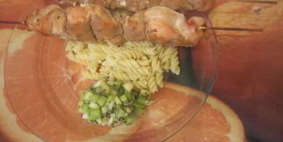 шашлык из куриных грудок с соусом из киви и меда