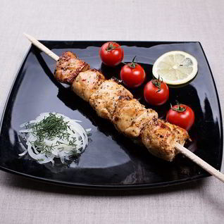 Шашлык из курицы в чесночно-луковом маринаде