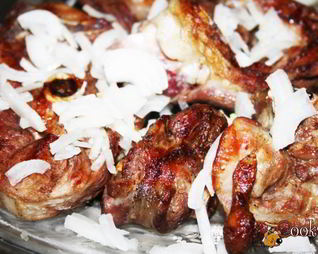 Шашлык из седла барашка на решетке на мангале