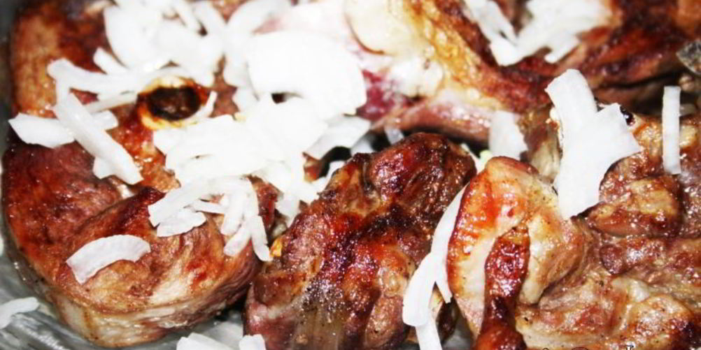 Рецепт шашлык из седла барашка на решетке на мангале