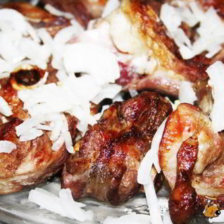 Шашлык из седла барашка на решетке на мангале