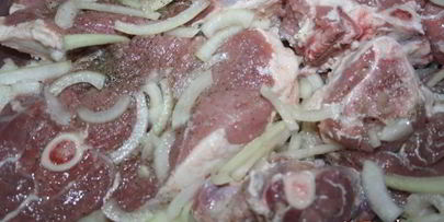 шашлык из седла барашка на решетке на мангале